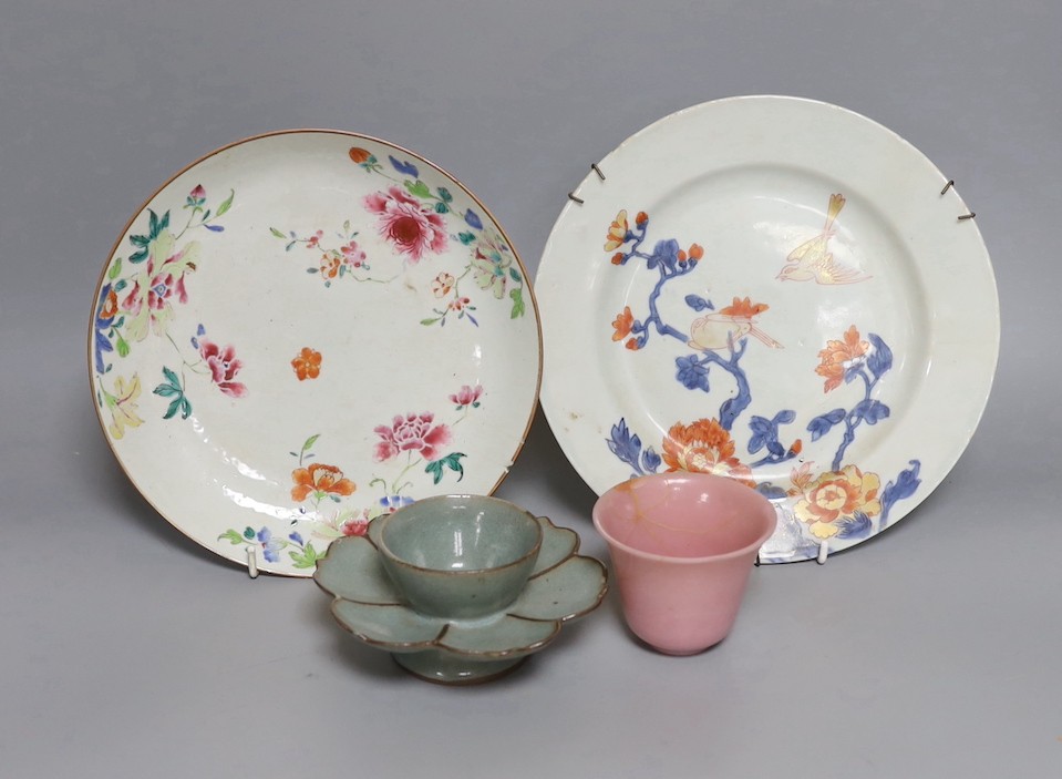 An 18th century Chinese famille rose dish, crackle-glaze stem cup, Beijing glass tea bowl and a Chinese Imari plate. Largest 24cm